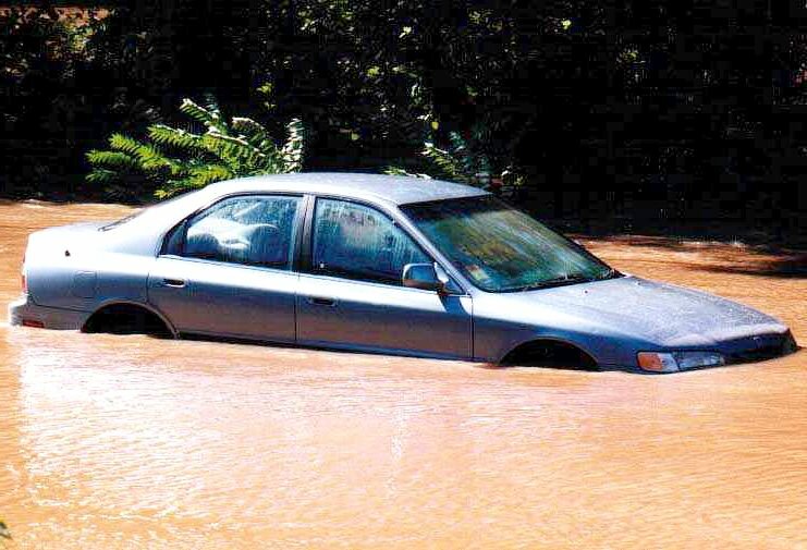 Автомобиль в воде